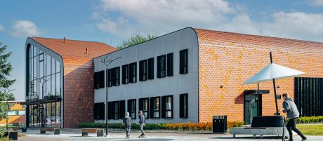 Belgias valminud hoone katuse- ja fassaadikatte materjaliks on valitud Pottelberg 301 Naturaalne Punane keraamilised katusekivid. Arhitektuur: GW2 Architecten, Blankenberge.