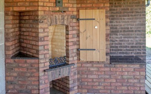 Outdoor kitchen is built with Kastanjebruin bricks and it's inner part with Aseri produced PTT65 Light Red Smooth bricks.