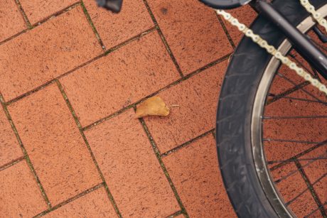 Koidula tänava mänguväljak Tallinnas. Kasutatud materjalid: Penter sillutuskivid Punane Kare. Fotograaf: Heikki Avent.