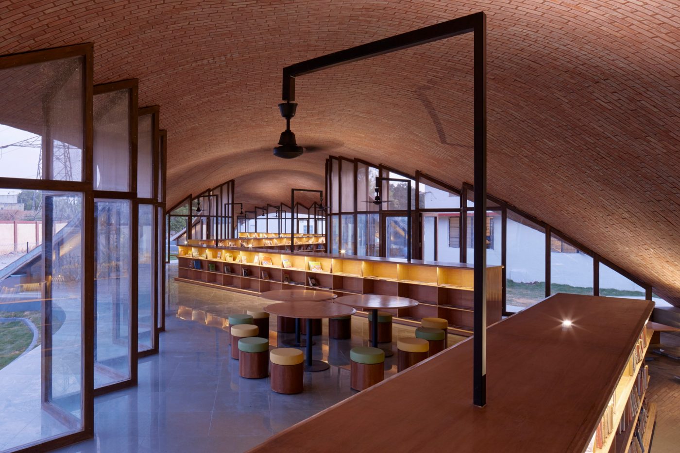 Maya Somaiya raamatukogu. Arhitektid: Sameep Padora & Associates, Maharashtra, India. Foto: Edmund Sumner