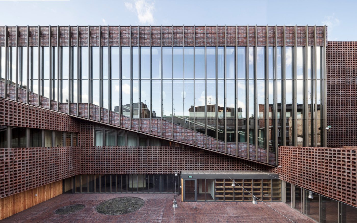 Silesia ülikooli raadio- ja televisiooniteaduskond. Brick Award 2020 võitja. Arhitektid: BAAS Arquitectura, Barcelona, Hispaania; Grupa 5 Architekci, Varssavi, Poola; Biuro Projektowe Małeccy, Katowice, Poola. Foto: Adrià Goula