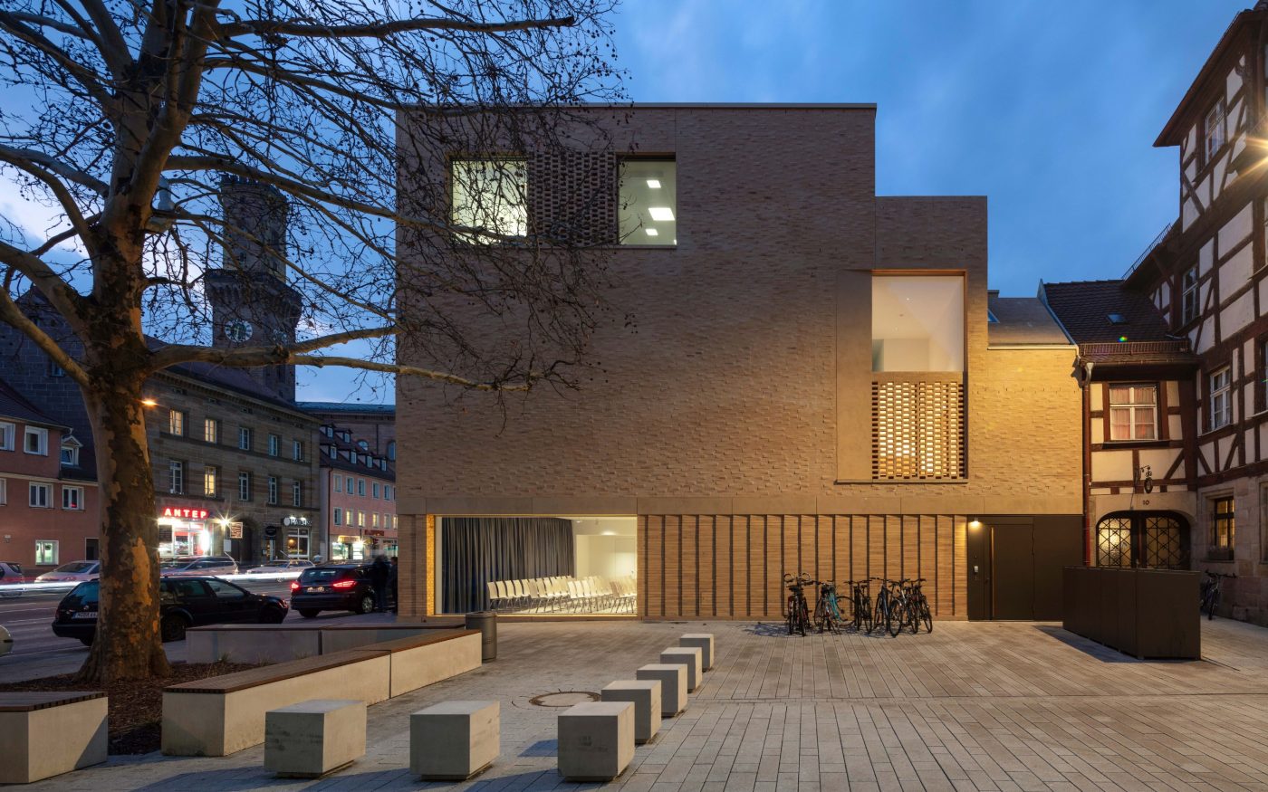Jewish Museum Franken. Brick Award 22 Category "Sharing public spaces". Umarchitekt. outside view at dawn