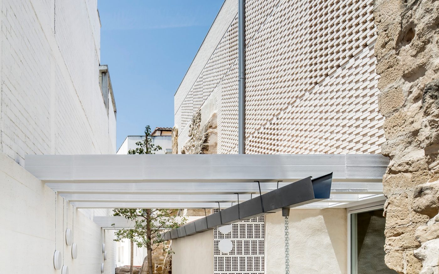 The Old Church of Vilanova de la Barca with facing bricks and roof tiles; Brick Award 2018 Special Prize Winner, Category "Building outside the Box"; Aleaolea Architecture & Landscape; Photo:  Adrià Goula