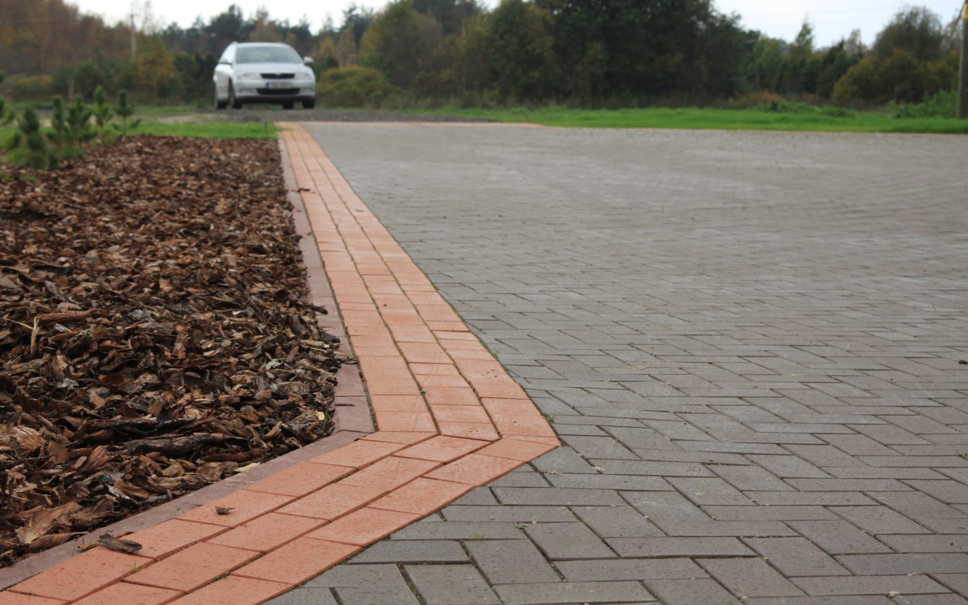 Elamukompleks Lahemaal. Kasutatud materjalid: Penter klinkersillutuskivid, Terra Kare ja Punane Kare. Maastikukujundaja: Seidi Küttis, OÜ Ojassaar. Fotograaf: Aarne Vesi.