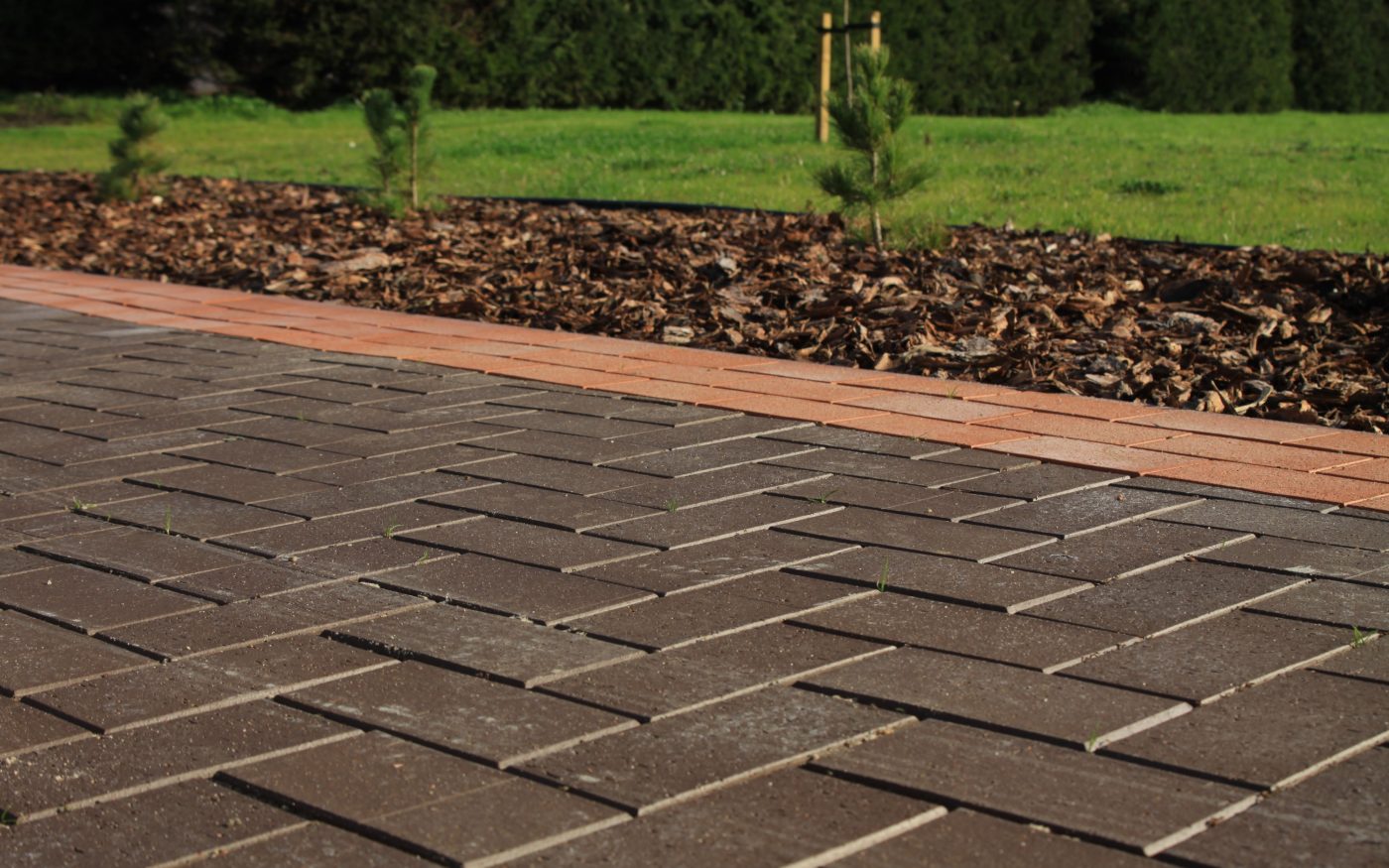 Elamukompleks Lahemaal. Kasutatud materjalid: Penter klinkersillutuskivid, Terra Kare ja Punane Kare. Maastikukujundaja: Seidi Küttis, OÜ Ojassaar. Fotograaf: Aarne Vesi.