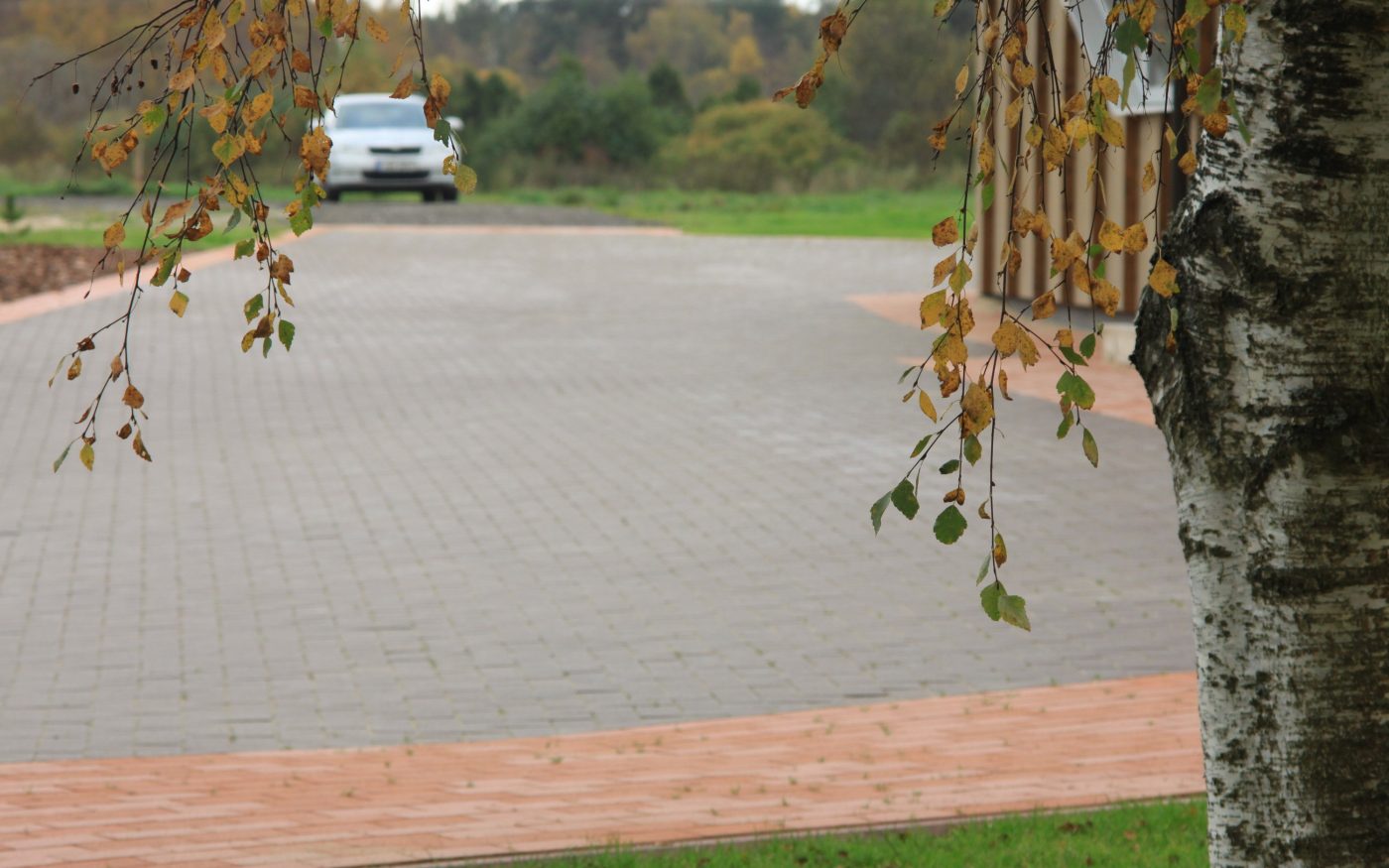 Elamukompleks Lahemaal. Kasutatud materjalid: Penter klinkersillutuskivid, Terra Kare ja Punane Kare. Maastikukujundaja: Seidi Küttis, OÜ Ojassaar. Fotograaf: Aarne Vesi.