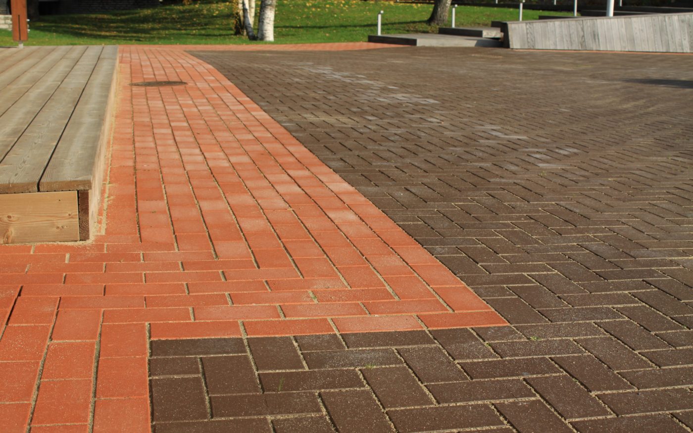 Elamukompleks Lahemaal. Kasutatud materjalid: Penter klinkersillutuskivid, Terra Kare ja Punane Kare. Maastikukujundaja: Seidi Küttis, OÜ Ojassaar. Fotograaf: Aarne Vesi.