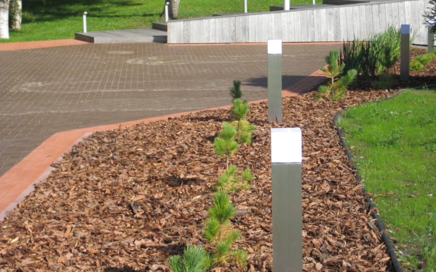 Elamukompleks Lahemaal. Kasutatud materjalid: Penter klinkersillutuskivid, Terra Kare ja Punane Kare. Maastikukujundaja: Seidi Küttis, OÜ Ojassaar. Fotograaf: Urmas Alles.