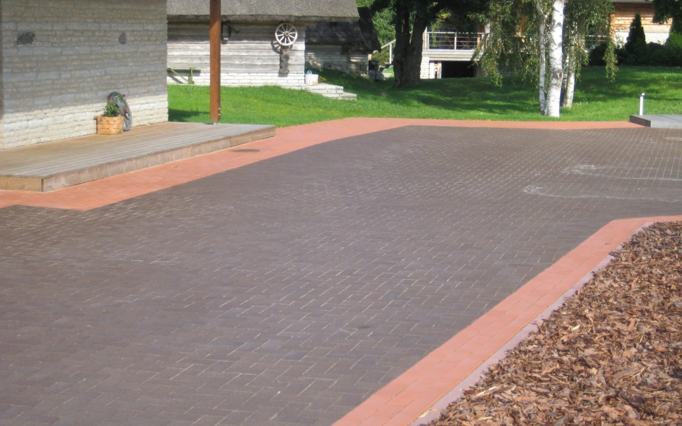 Elamukompleks Lahemaal. Kasutatud materjalid: Penter klinkersillutuskivid, Terra Kare ja Punane Kare. Maastikukujundaja: Seidi Küttis, OÜ Ojassaar. Fotograaf: Urmas Alles.