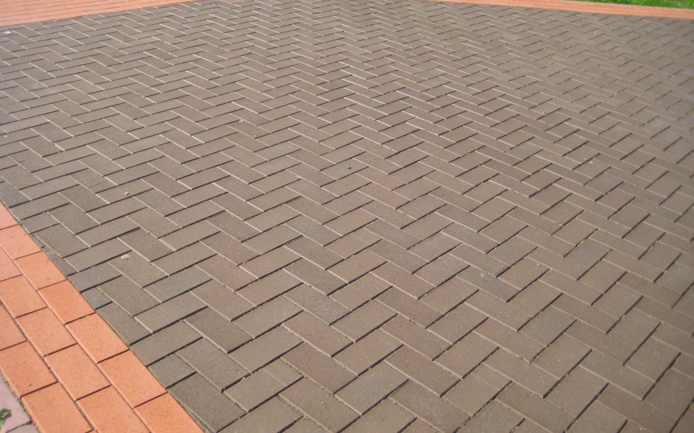 Elamukompleks Lahemaal. Kasutatud materjalid: Penter klinkersillutuskivid, Terra Kare ja Punane Kare. Maastikukujundaja: Seidi Küttis, OÜ Ojassaar. Fotograaf: Urmas Alles.