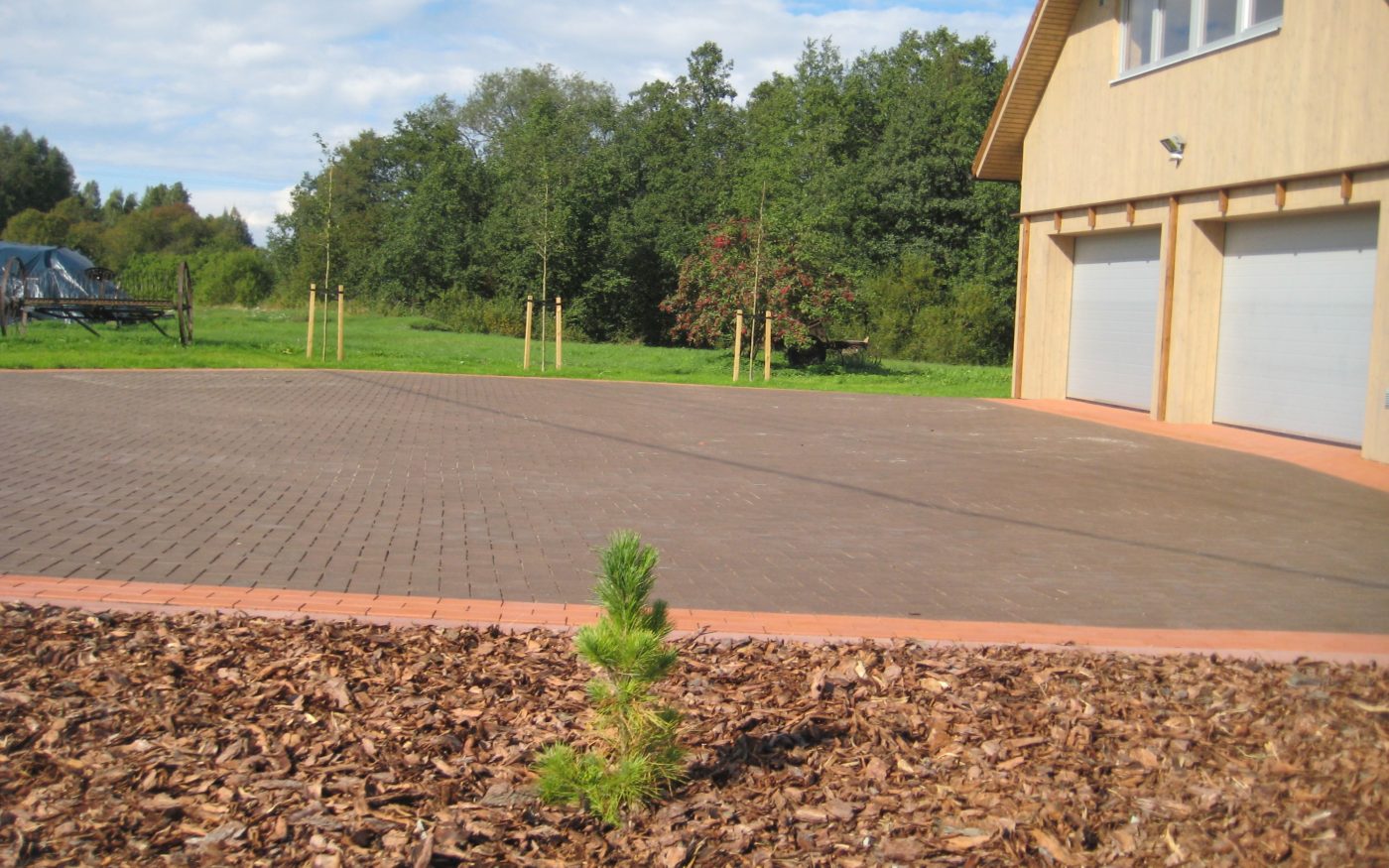 Elamukompleks Lahemaal. Kasutatud materjalid: Penter klinkersillutuskivid, Terra Kare ja Punane Kare. Maastikukujundaja: Seidi Küttis, OÜ Ojassaar. Fotograaf: Urmas Alles.