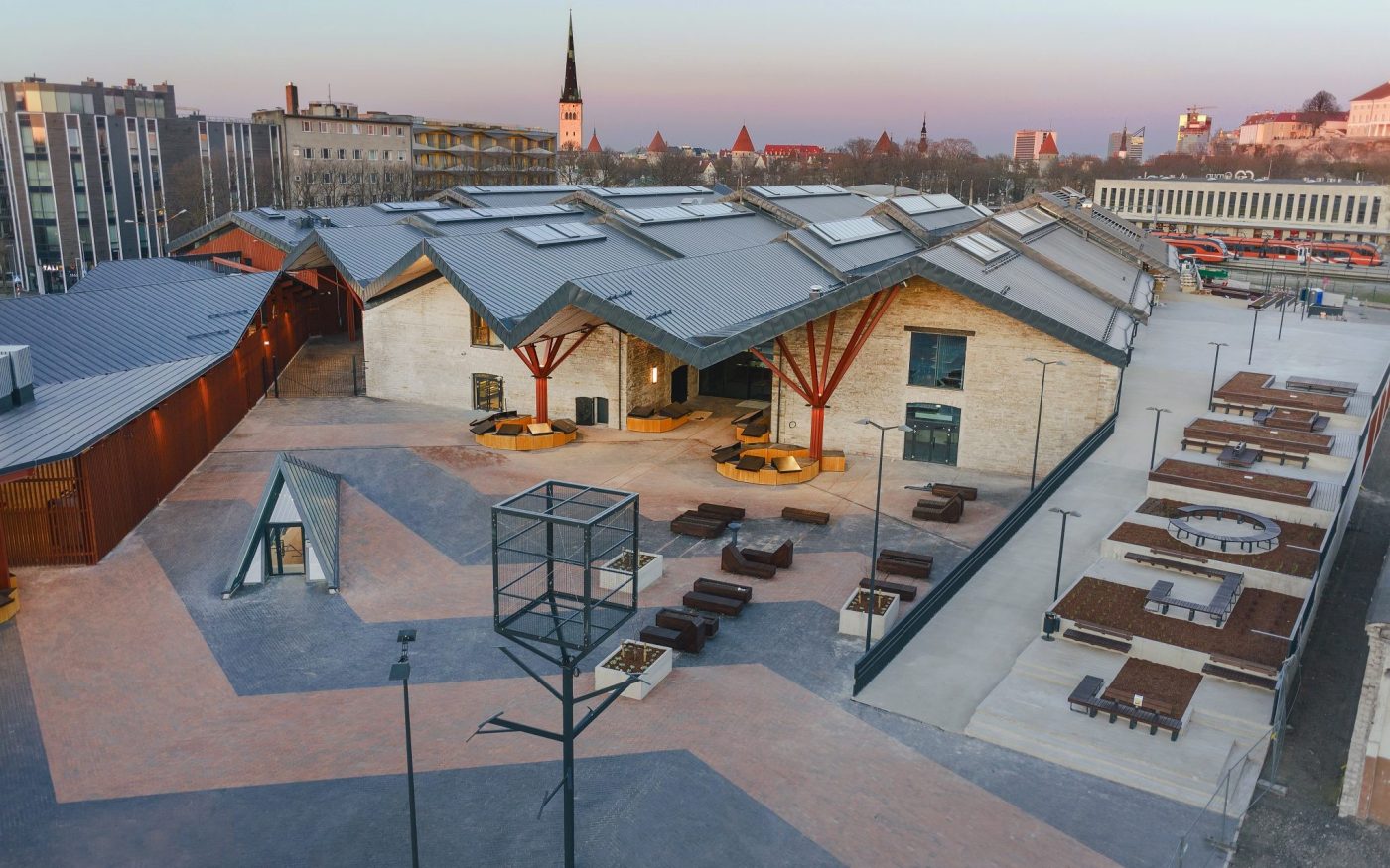 Balti Jaama turg. Kasutatud materjalid: Dresden ja Westminster klinkersillutuskivid. Arhitektid: KOKO arhitektid. Fotod: Mapri Ehitus OÜ ning fotograaf Kristian Kruuser.
