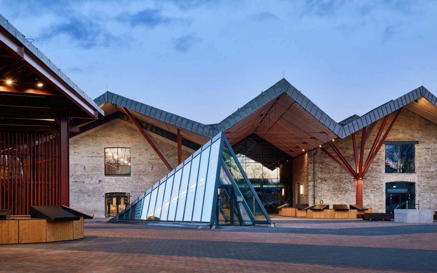 Balti Jaama turg. Kasutatud materjalid: Dresden ja Westminster klinkersillutuskivid. Arhitektid: KOKO arhitektid. Fotod: Mapri Ehitus OÜ ning fotograaf Kristian Kruuser.