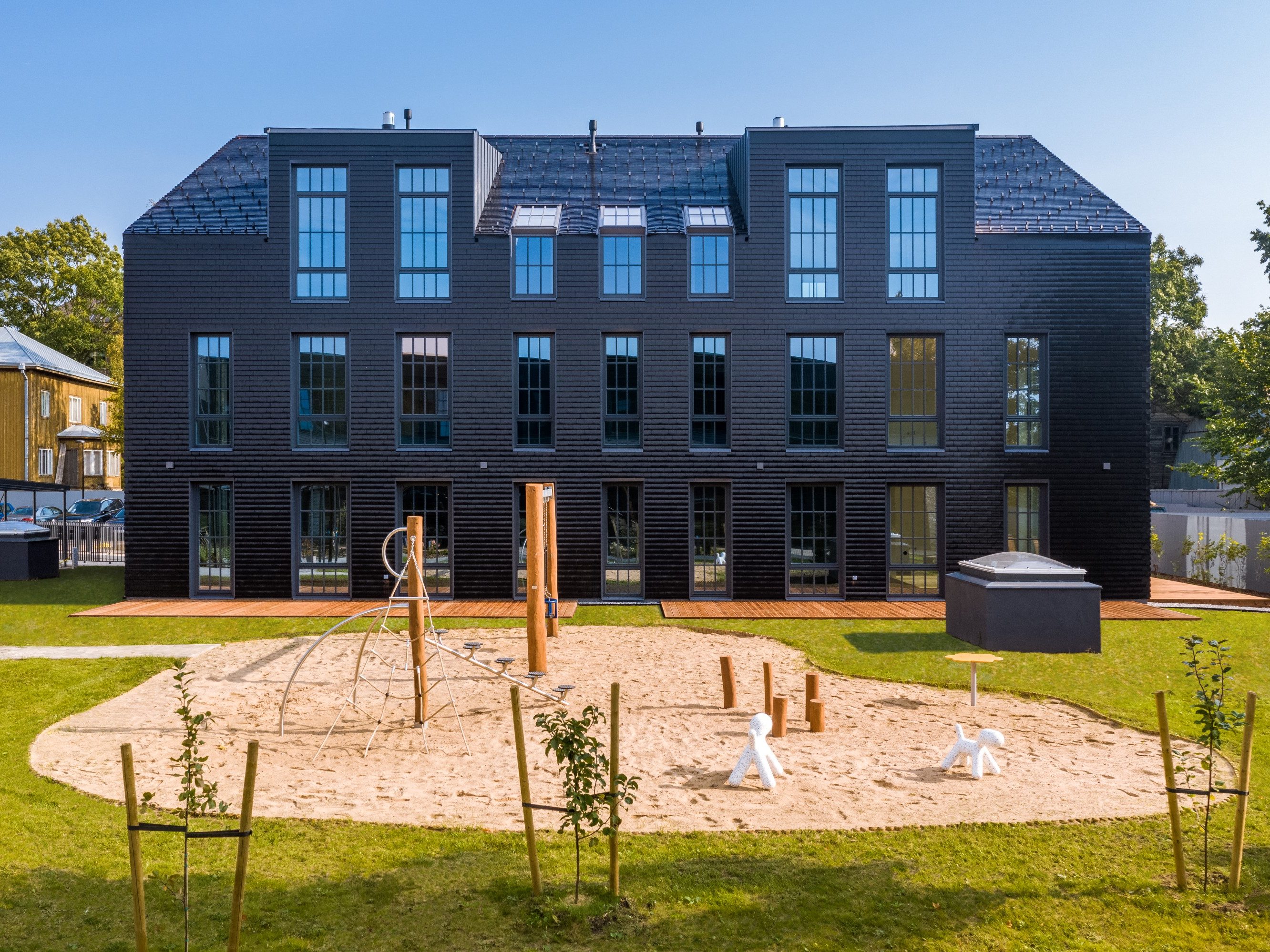 Klaussoni kommivabrik, Tallinnas. Kasutatud materjalid: Koramic Pottelberg 301 Antsatsiit Angoob keraamilised katusekivid. Arhitektuur: AB Luhse ja Tuhal (Ra Luhse). Foto: Endover Kinnisvara / Kaupo Kalda.