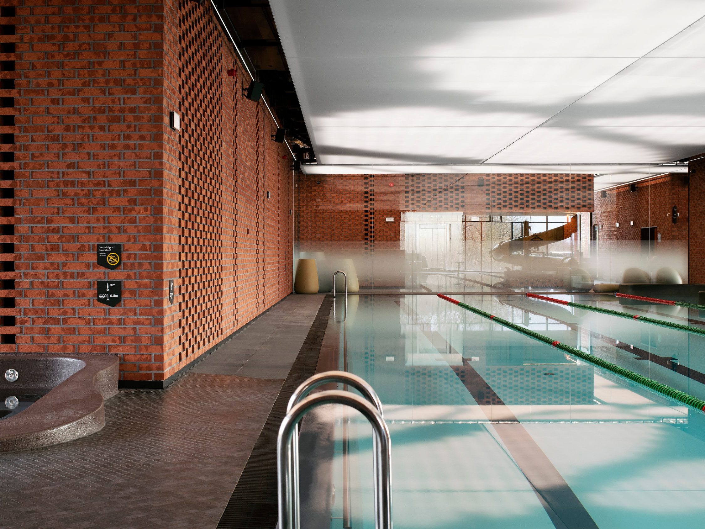 Suure-Jaani Tervisekoda. Kasutatud materjalid: Nordic Line Klinkertelliste sarja kuuluvad FAT65 Stockholm klinkertellised. Arhitektid: Arhitekt Must OÜ. Sisearhitektid: Kuup Disain OÜ. Fotograaf: Terje Ugandi.