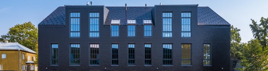 Klaussoni kommivabrik, Tallinnas. Kasutatud materjalid: Koramic Pottelberg 301 Antsatsiit Angoob keraamilised katusekivid. Arhitektuur: AB Luhse ja Tuhal (Ra Luhse). Foto: Endover Kinnisvara / Kaupo Kalda.