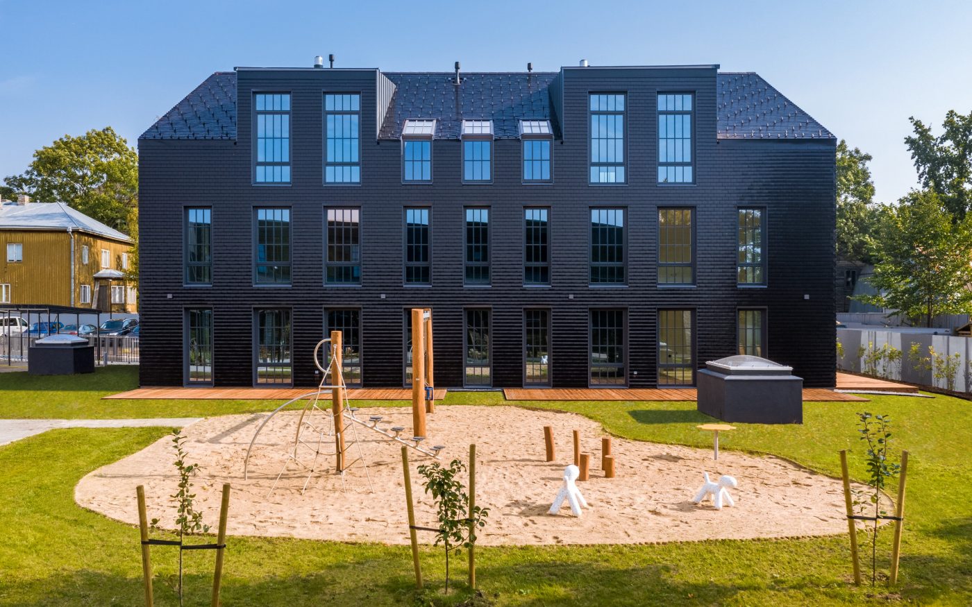 Tõrva keskväljak. Kasutatud materjalid: Penter klinkersillutuskivid Punane Kare ja Grafiit Kare. Arhitekt: Arhitektuuribüroo Arhitekt Must OÜ (Mari Rass, Ott Alver, Alvin Järving). Projekteerija: Novarc Group AS. Tellija: Tõrva Linnavalitsus. Ehitaja: AS Merko Ehitus Eesti. Foto: Arno Mikkor.