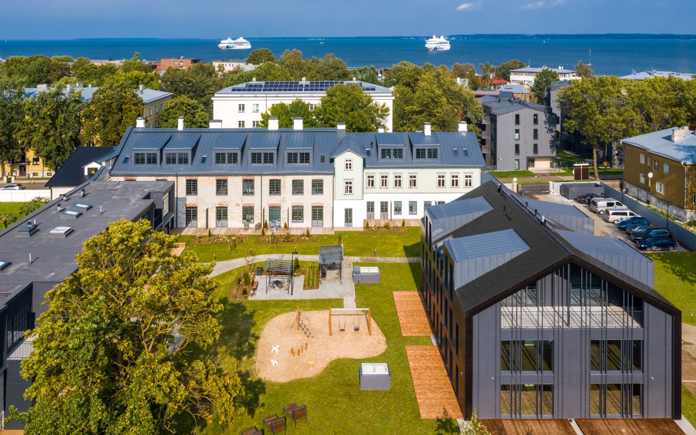 Tõrva keskväljak. Kasutatud materjalid: Penter klinkersillutuskivid Punane Kare ja Grafiit Kare. Arhitekt: Arhitektuuribüroo Arhitekt Must OÜ (Mari Rass, Ott Alver, Alvin Järving). Projekteerija: Novarc Group AS. Tellija: Tõrva Linnavalitsus. Ehitaja: AS Merko Ehitus Eesti. Foto: Arno Mikkor.