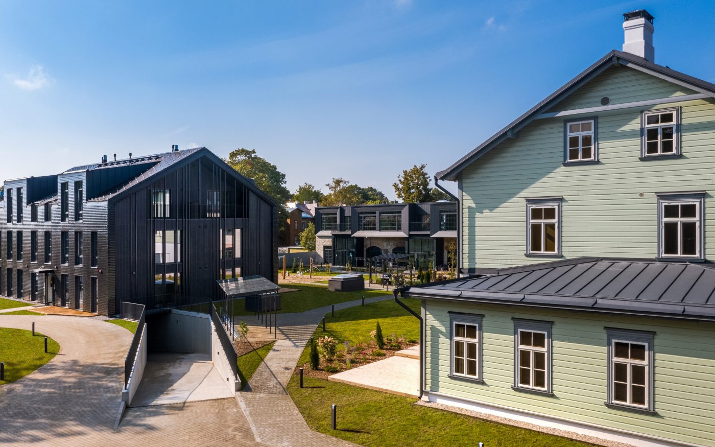 Tõrva keskväljak. Kasutatud materjalid: Penter klinkersillutuskivid Punane Kare ja Grafiit Kare. Arhitekt: Arhitektuuribüroo Arhitekt Must OÜ (Mari Rass, Ott Alver, Alvin Järving). Projekteerija: Novarc Group AS. Tellija: Tõrva Linnavalitsus. Ehitaja: AS Merko Ehitus Eesti. Foto: Arno Mikkor.