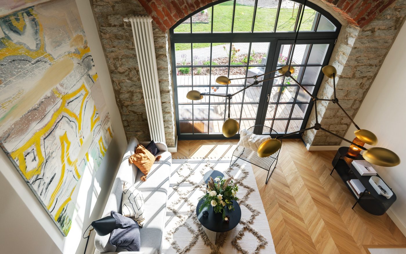 Tõrva keskväljak. Kasutatud materjalid: Penter klinkersillutuskivid Punane Kare ja Grafiit Kare. Arhitekt: Arhitektuuribüroo Arhitekt Must OÜ (Mari Rass, Ott Alver, Alvin Järving). Projekteerija: Novarc Group AS. Tellija: Tõrva Linnavalitsus. Ehitaja: AS Merko Ehitus Eesti. Foto: Arno Mikkor.