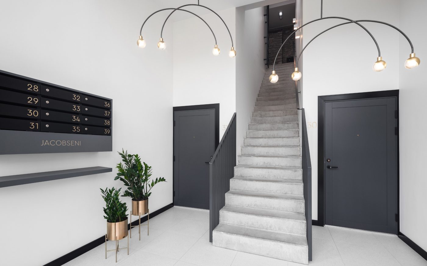 Tõrva keskväljak. Kasutatud materjalid: Penter klinkersillutuskivid Punane Kare ja Grafiit Kare. Arhitekt: Arhitektuuribüroo Arhitekt Must OÜ (Mari Rass, Ott Alver, Alvin Järving). Projekteerija: Novarc Group AS. Tellija: Tõrva Linnavalitsus. Ehitaja: AS Merko Ehitus Eesti. Foto: Arno Mikkor.