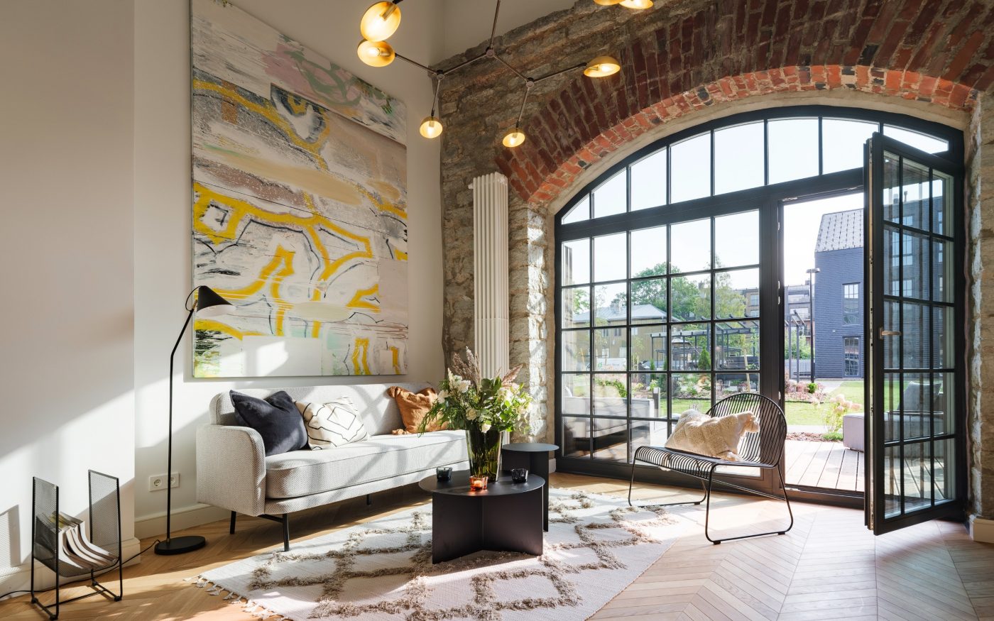 Tõrva keskväljak. Kasutatud materjalid: Penter klinkersillutuskivid Punane Kare ja Grafiit Kare. Arhitekt: Arhitektuuribüroo Arhitekt Must OÜ (Mari Rass, Ott Alver, Alvin Järving). Projekteerija: Novarc Group AS. Tellija: Tõrva Linnavalitsus. Ehitaja: AS Merko Ehitus Eesti. Foto: Arno Mikkor.