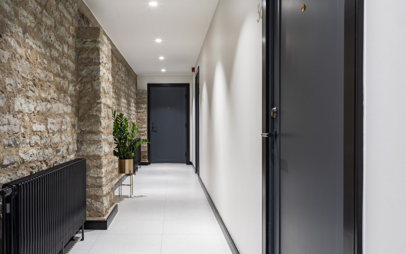 Tõrva keskväljak. Kasutatud materjalid: Penter klinkersillutuskivid Punane Kare ja Grafiit Kare. Arhitekt: Arhitektuuribüroo Arhitekt Must OÜ (Mari Rass, Ott Alver, Alvin Järving). Projekteerija: Novarc Group AS. Tellija: Tõrva Linnavalitsus. Ehitaja: AS Merko Ehitus Eesti. Foto: Arno Mikkor.