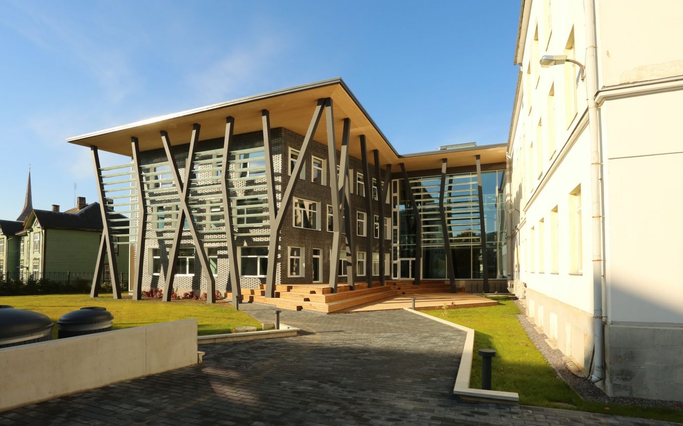 Rakvere tark maja on esimene energiasäästlik avalik hoone Eestis. See on ehitatud testkeskkonnaks, et selgitada kui palju on võimalik ühiskondliku hoone toimimisel kasutada päikeseenergiat ja maasoojust. Kasutatud materjalid: Terca Dresden tellised. Arhitekt: Oliver Alver. Fotograaf: Oliver Alver.