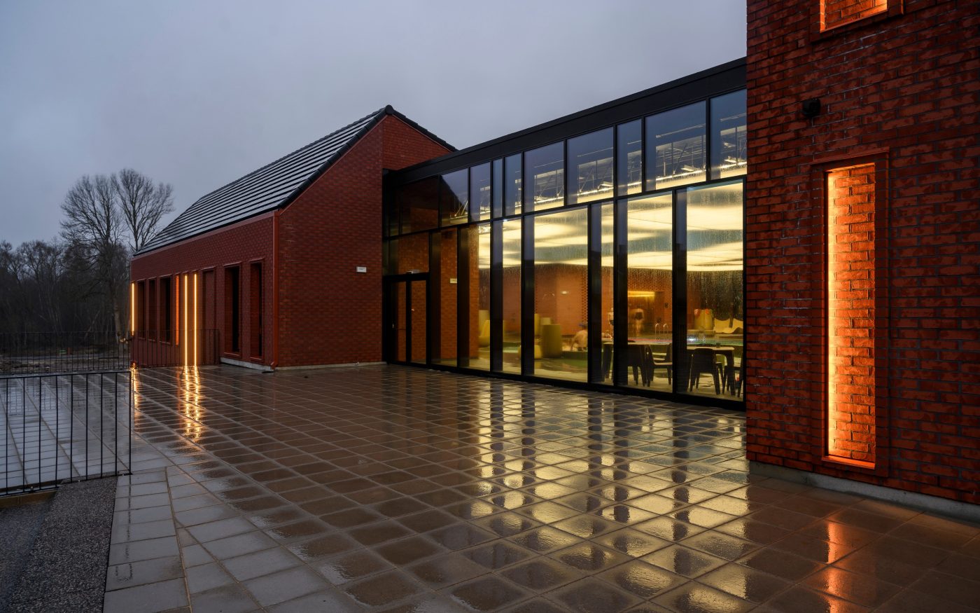 Suure-Jaani Tervisekoda. Kasutatud materjalid: Nordic Line Klinkertelliste sarja kuuluvad FAT65 Stockholm klinkertellised. Arhitektid: Arhitekt Must OÜ. Fotograaf: Terje Ugandi.