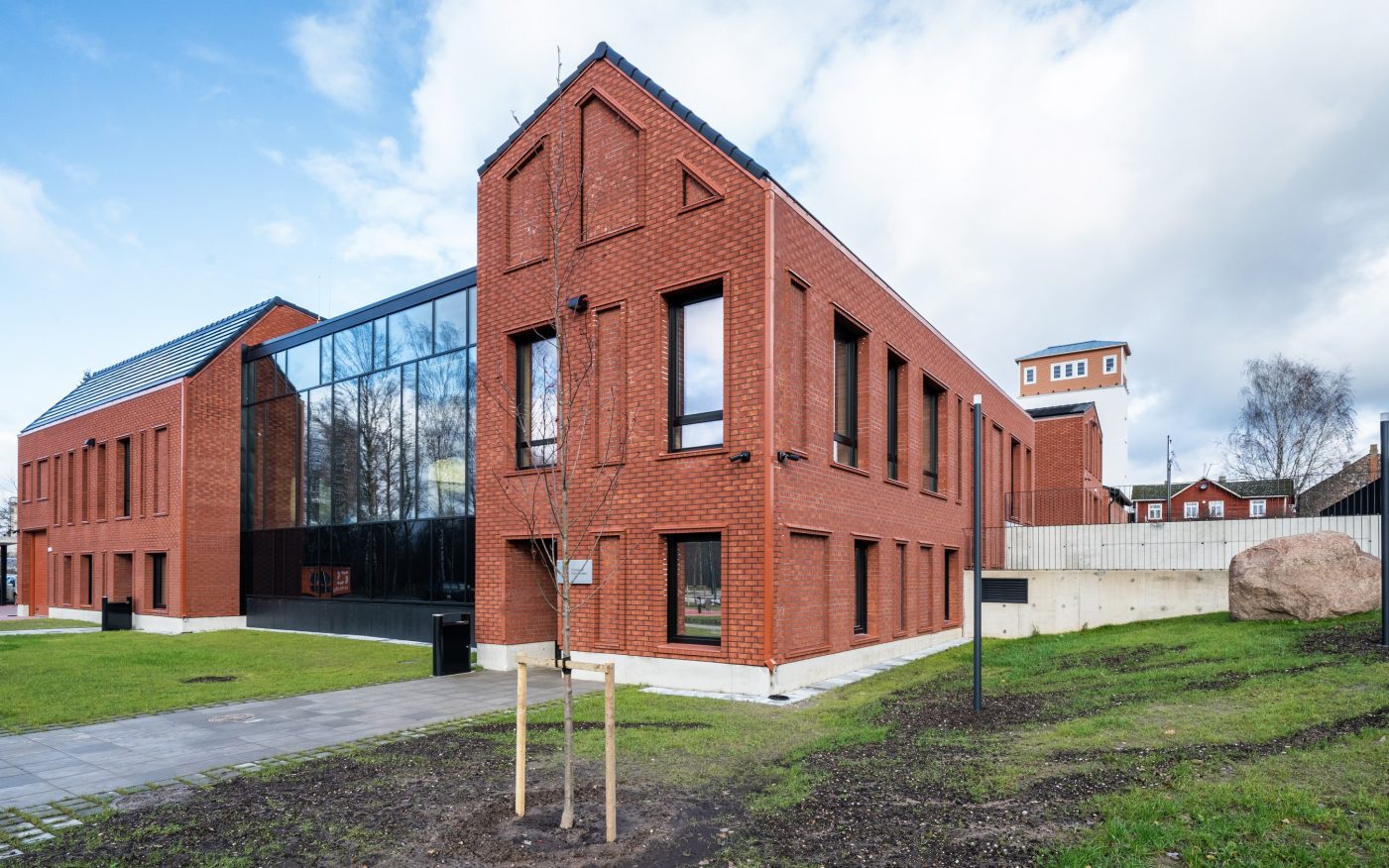 Suure-Jaani Tervisekoda. Kasutatud materjalid: Nordic Line Klinkertelliste sarja kuuluvad FAT65 Stockholm klinkertellised. Arhitektid: Arhitekt Must OÜ. Fotograaf: Kristian Lust.