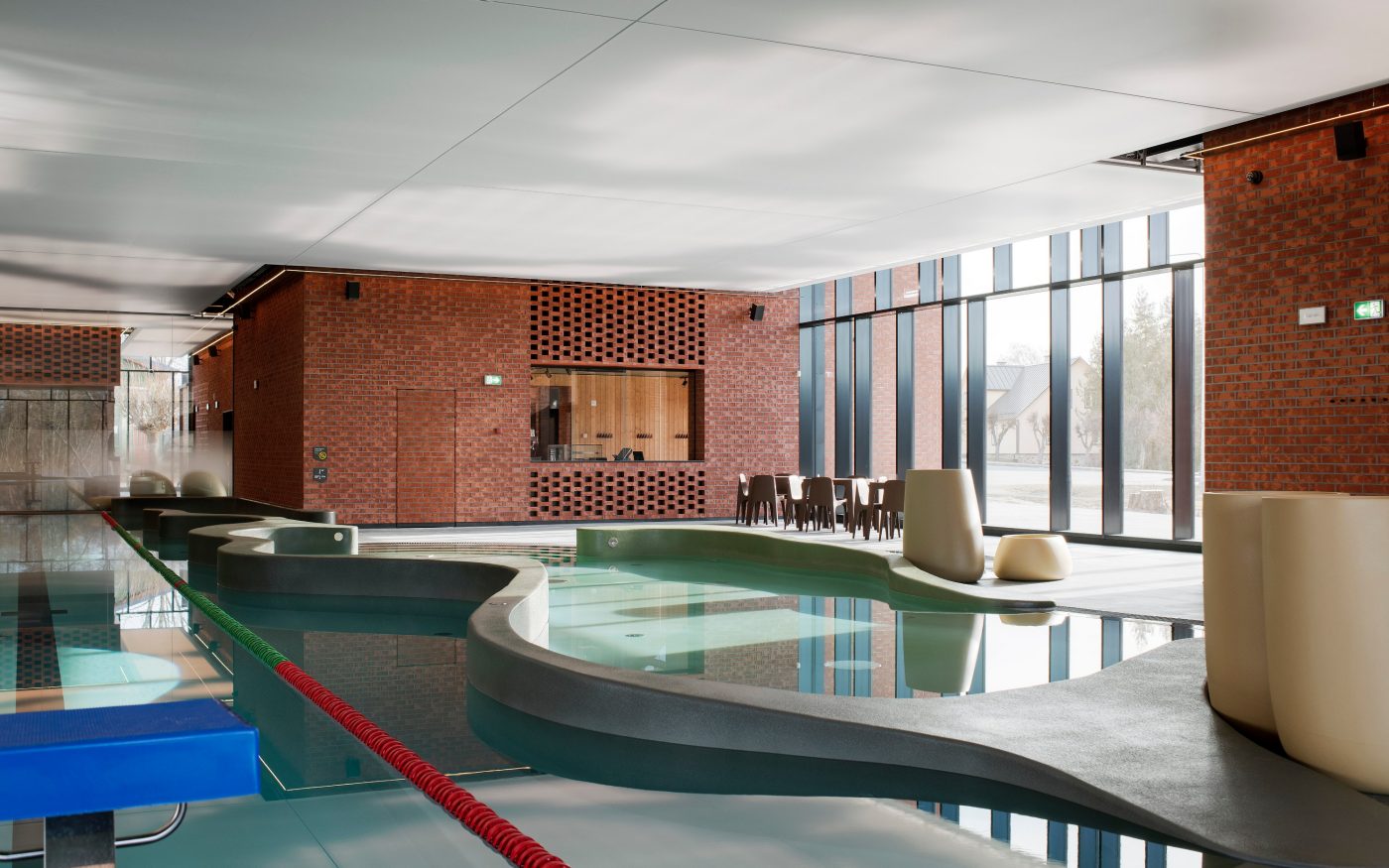 Suure-Jaani Tervisekoda. Kasutatud materjalid: Nordic Line Klinkertelliste sarja kuuluvad FAT65 Stockholm klinkertellised. Arhitektid: Arhitekt Must OÜ. Sisearhitektid: Kuup Disain OÜ. Fotograaf: Terje Ugandi.