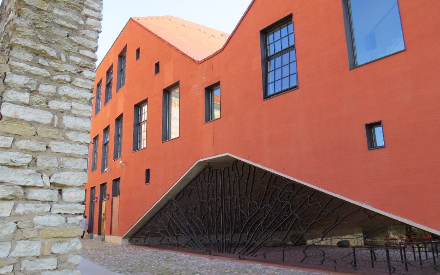 University of Tartu Narva College, Estonia. Used materials: Terca facing bricks Aseri red brushed; Koramic roof tiles Pottelberg Amarant; Penter pavers Aseri red and Dresden.