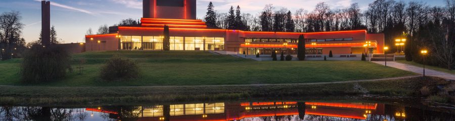 Teater Ugala, Viljandis. Kasutatud materjalid: Terca Punane Sile keraamilised tellised ja tellisplaadid koos nurkadega ning eritellimusel valminud tellised. Arhitektid: R-Konsult arhitektid Irina Raud, Anna Temmo ja Erkki Tammeleht. Fotograaf: Kaido Haagen.