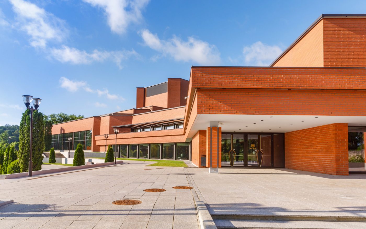 Teater Ugala, Viljandis. Kasutatud materjalid: Terca Punane Sile keraamilised tellised ja tellisplaadid koos nurkadega ning eritellimusel valminud tellised. Arhitektid: R-Konsult arhitektid Irina Raud, Anna Temmo ja Erkki Tammeleht. Fotograaf: Arno Mikkor.