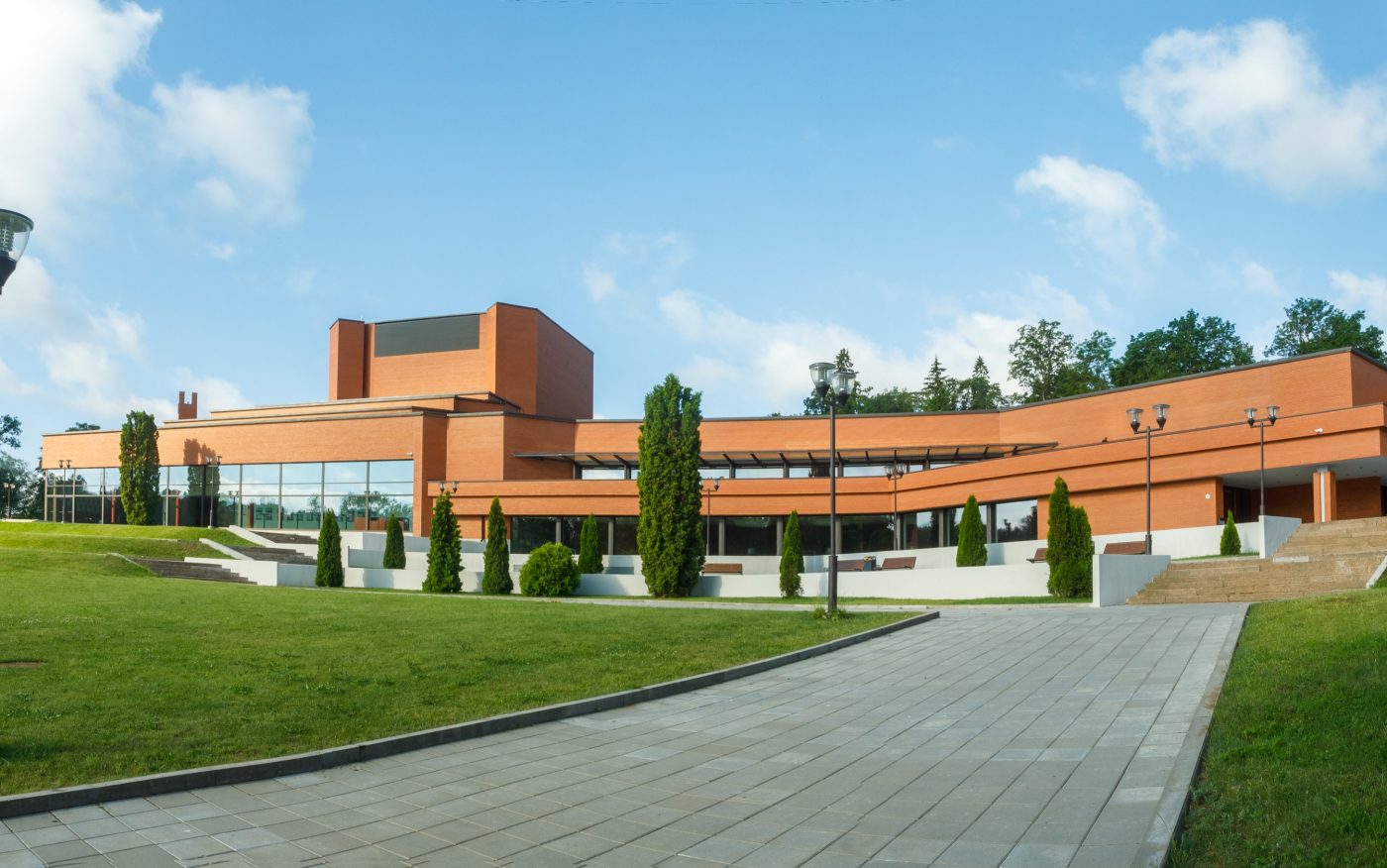 Teater Ugala, Viljandis. Kasutatud materjalid: Terca Punane Sile keraamilised tellised ja tellisplaadid koos nurkadega ning eritellimusel valminud tellised. Arhitektid: R-Konsult arhitektid Irina Raud, Anna Temmo ja Erkki Tammeleht. Fotograaf: Arno Mikkor.