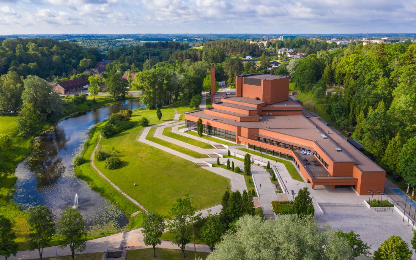 Teater Ugala, Viljandis. Kasutatud materjalid: Terca Punane Sile keraamilised tellised ja tellisplaadid koos nurkadega ning eritellimusel valminud tellised. Arhitektid: R-Konsult arhitektid Irina Raud, Anna Temmo ja Erkki Tammeleht. Fotograaf: Arno Mikkor.