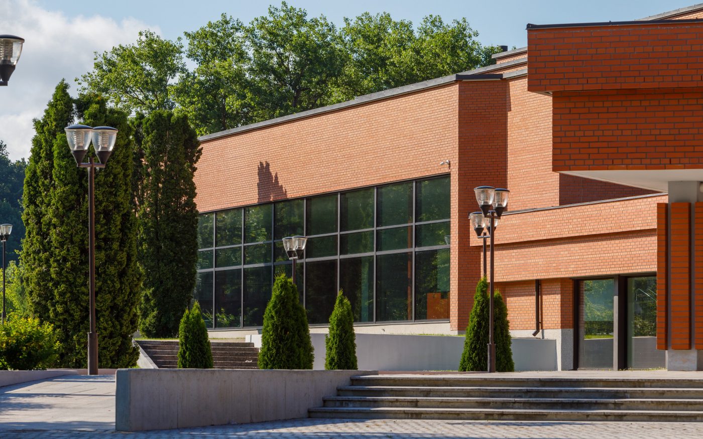 Teater Ugala, Viljandis. Kasutatud materjalid: Terca Punane Sile keraamilised tellised ja tellisplaadid koos nurkadega ning eritellimusel valminud tellised. Arhitektid: R-Konsult arhitektid Irina Raud, Anna Temmo ja Erkki Tammeleht. Fotograaf: Arno Mikkor.