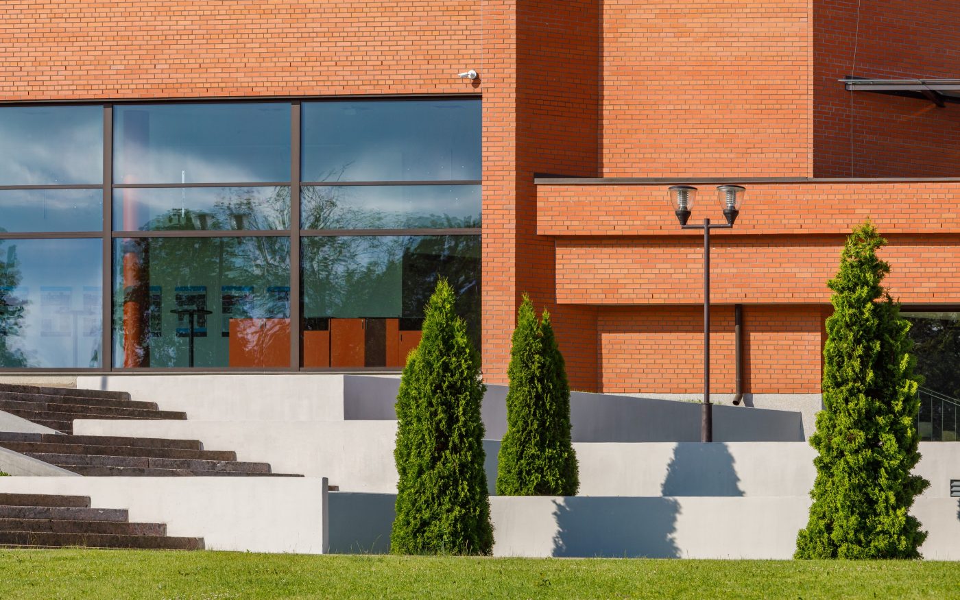 Teater Ugala, Viljandis. Kasutatud materjalid: Terca Punane Sile keraamilised tellised ja tellisplaadid koos nurkadega ning eritellimusel valminud tellised. Arhitektid: R-Konsult arhitektid Irina Raud, Anna Temmo ja Erkki Tammeleht. Fotograaf: Arno Mikkor.