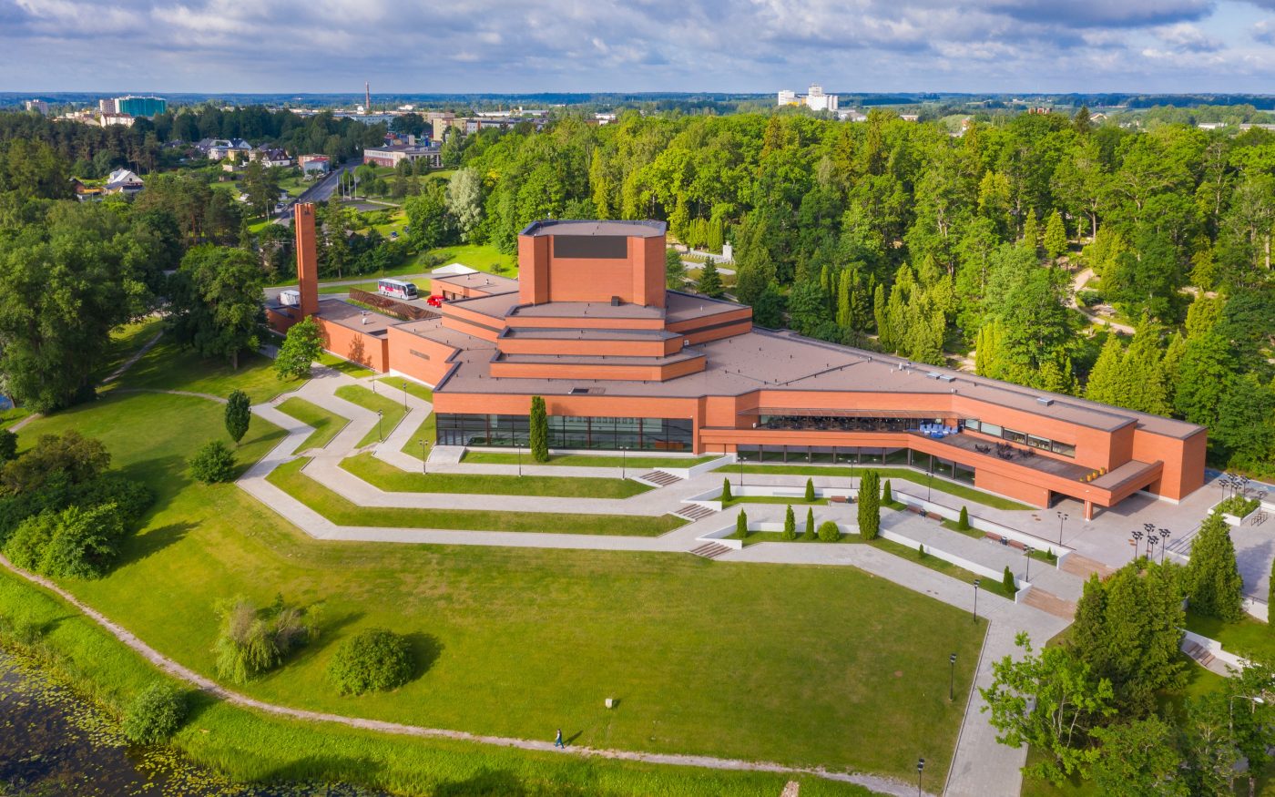 Teater Ugala, Viljandis. Kasutatud materjalid: Terca Punane Sile keraamilised tellised ja tellisplaadid koos nurkadega ning eritellimusel valminud tellised. Arhitektid: R-Konsult arhitektid Irina Raud, Anna Temmo ja Erkki Tammeleht. Fotograaf: Arno Mikkor.