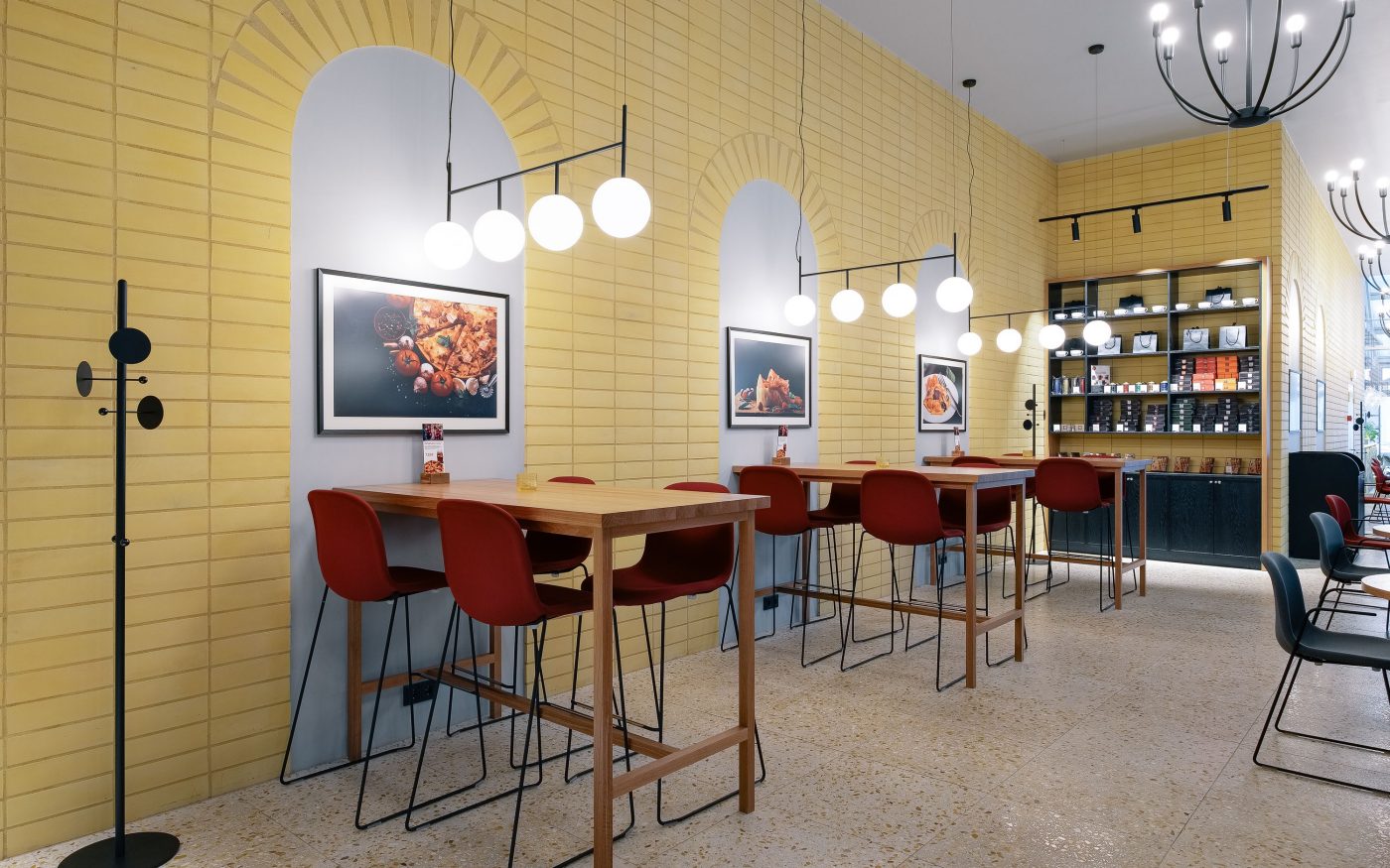 Da Vinci Pasta ja Pizza restoranl T1 Mall of Tallinn kaubanduskeskuses. Kasutatud materjalid: Terca keraamilised tellisplaadid Punainen sile ja Grafiiti sile. Sisekujundus: Ace of Space. Foto: Märt Lillesiim.