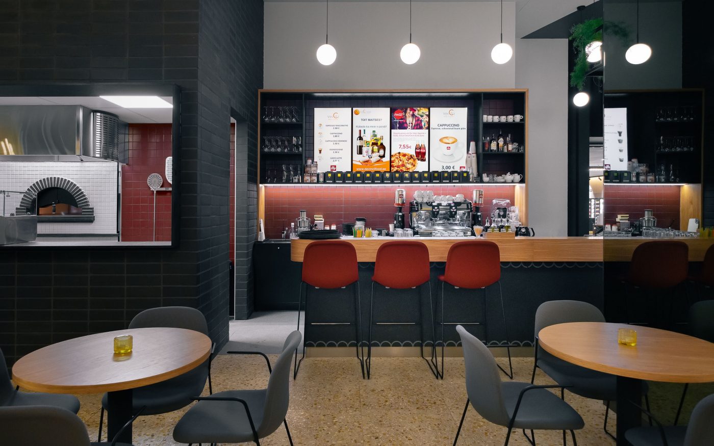 Da Vinci Pasta ja Pizza restoranl T1 Mall of Tallinn kaubanduskeskuses. Kasutatud materjalid: Terca keraamilised tellisplaadid Punainen sile ja Grafiiti sile. Sisekujundus: Ace of Space. Foto: Märt Lillesiim.