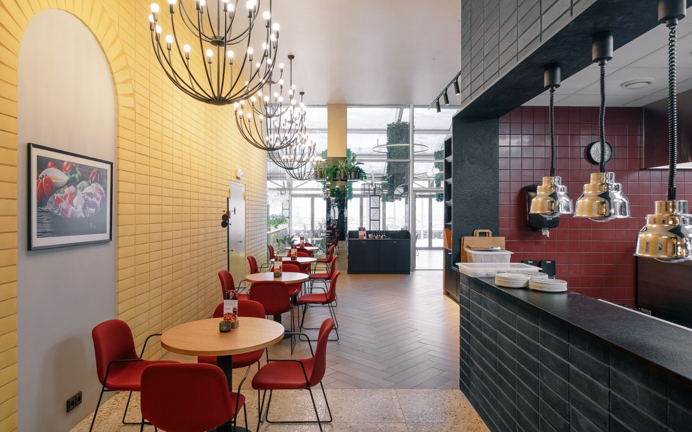 Da Vinci Pasta ja Pizza restoranl T1 Mall of Tallinn kaubanduskeskuses. Kasutatud materjalid: Terca keraamilised tellisplaadid Punainen sile ja Grafiiti sile. Sisekujundus: Ace of Space. Foto: Märt Lillesiim.