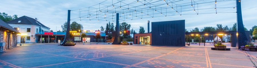 Tõrva keskväljak. Kasutatud materjalid: Penter klinkersillutuskivid Punane Kare ja Grafiit Kare. Arhitekt: Arhitektuuribüroo Arhitekt Must OÜ (Mari Rass, Ott Alver, Alvin Järving). Projekteerija: Novarc Group AS. Tellija: Tõrva Linnavalitsus. Ehitaja: AS Merko Ehitus Eesti. Foto: Arno Mikkor.