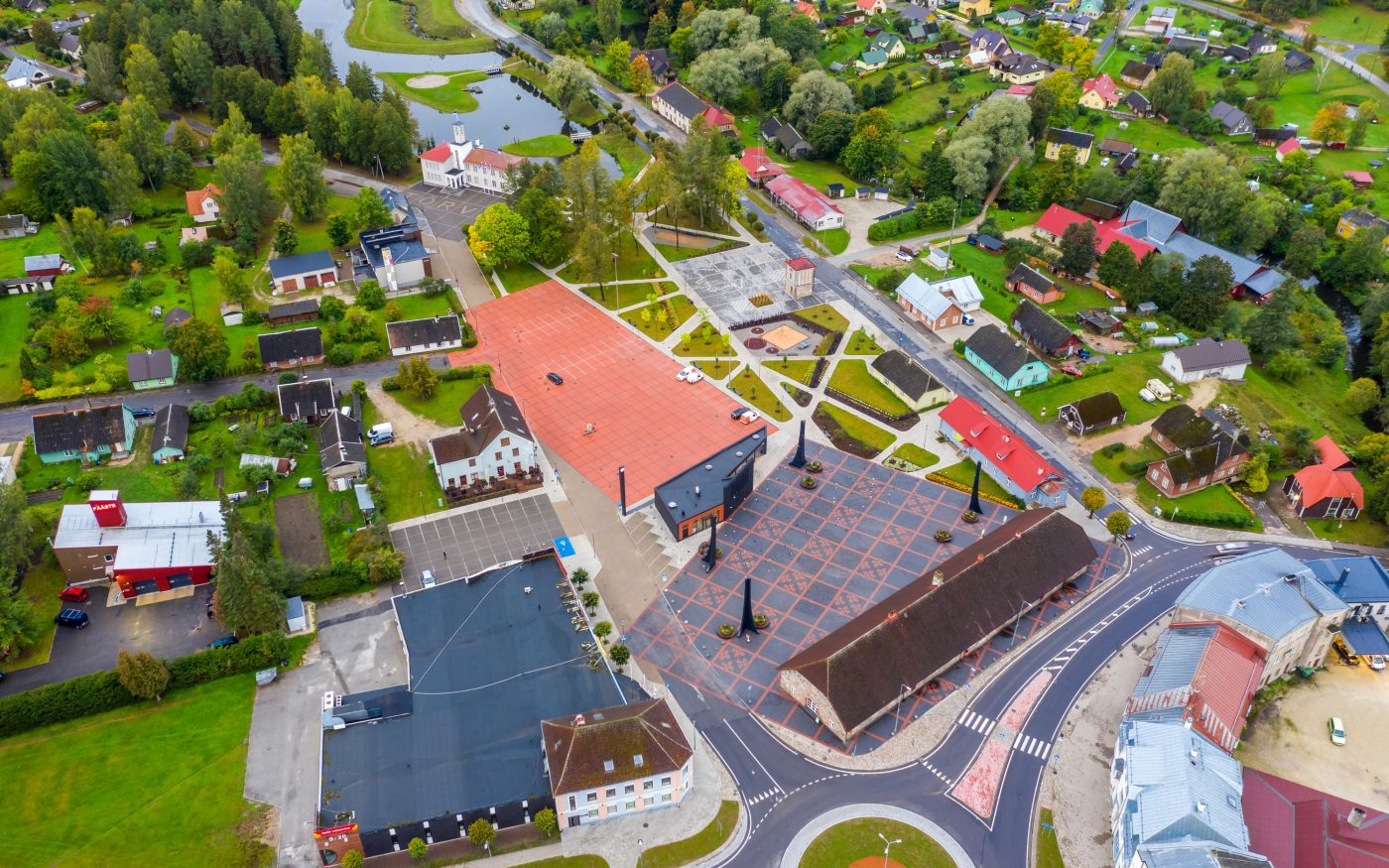 Tõrva keskväljak. Kasutatud materjalid: Penter klinkersillutuskivid Punane Kare ja Grafiit Kare. Arhitekt: Arhitektuuribüroo Arhitekt Must OÜ (Mari Rass, Ott Alver, Alvin Järving). Projekteerija: Novarc Group AS. Tellija: Tõrva Linnavalitsus. Ehitaja: AS Merko Ehitus Eesti. Foto: Arno Mikkor.