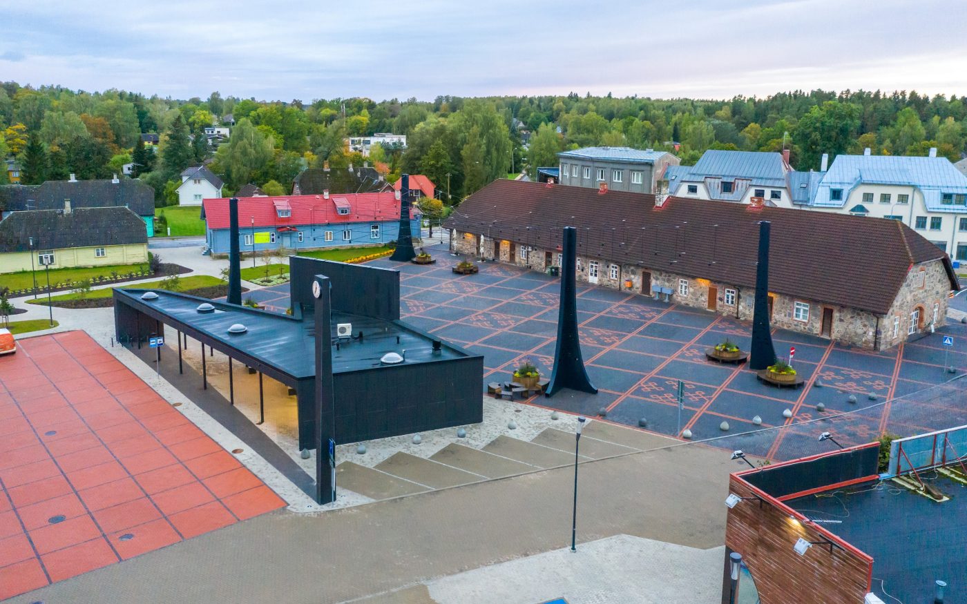 Tõrva keskväljak. Kasutatud materjalid: Penter klinkersillutuskivid Punane Kare ja Grafiit Kare. Arhitekt: Arhitektuuribüroo Arhitekt Must OÜ (Mari Rass, Ott Alver, Alvin Järving). Projekteerija: Novarc Group AS. Tellija: Tõrva Linnavalitsus. Ehitaja: AS Merko Ehitus Eesti. Foto: Arno Mikkor.