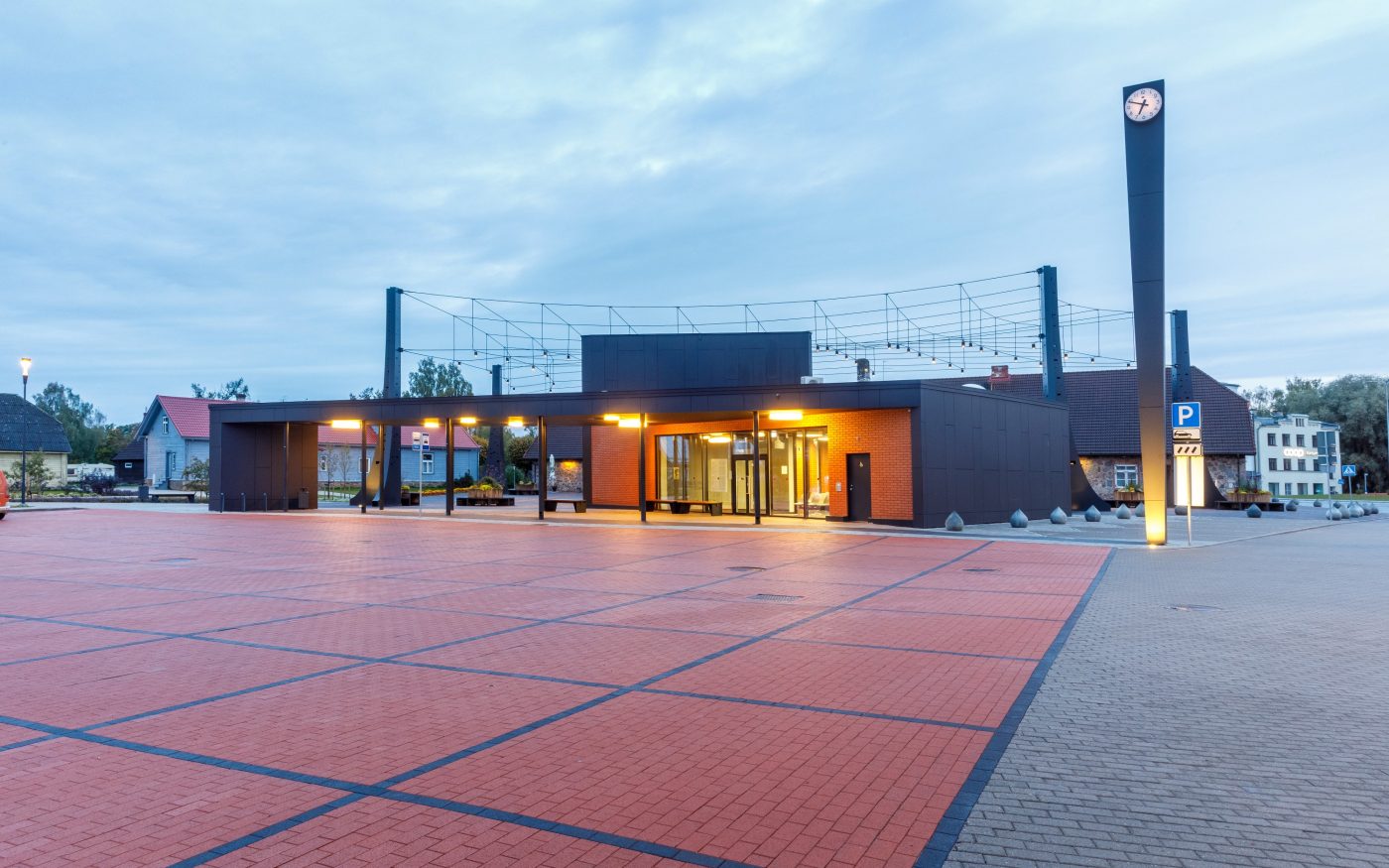 Tõrva keskväljak. Kasutatud materjalid: Penter klinkersillutuskivid Punane Kare ja Grafiit Kare. Arhitekt: Arhitektuuribüroo Arhitekt Must OÜ (Mari Rass, Ott Alver, Alvin Järving). Projekteerija: Novarc Group AS. Tellija: Tõrva Linnavalitsus. Ehitaja: AS Merko Ehitus Eesti. Foto: Arno Mikkor.