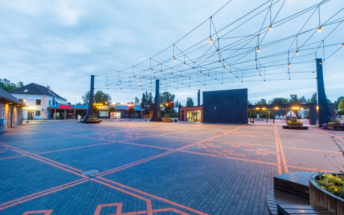 Tõrva keskväljak. Kasutatud materjalid: Penter klinkersillutuskivid Punane Kare ja Grafiit Kare. Arhitekt: Arhitektuuribüroo Arhitekt Must OÜ (Mari Rass, Ott Alver, Alvin Järving). Projekteerija: Novarc Group AS. Tellija: Tõrva Linnavalitsus. Ehitaja: AS Merko Ehitus Eesti. Foto: Arno Mikkor.