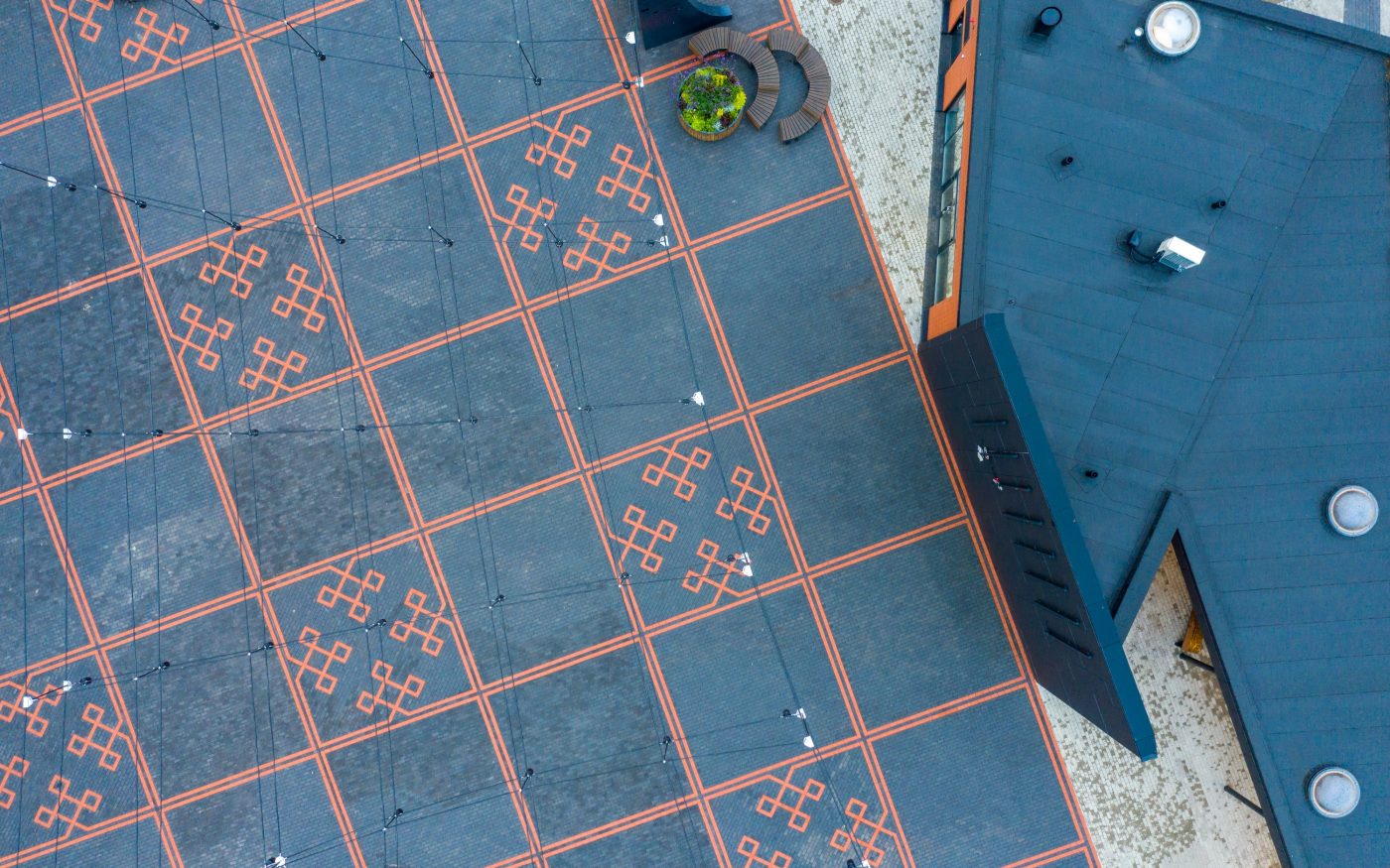 Tõrva keskväljak. Kasutatud materjalid: Penter klinkersillutuskivid Punane Kare ja Grafiit Kare. Arhitekt: Arhitektuuribüroo Arhitekt Must OÜ (Mari Rass, Ott Alver, Alvin Järving). Projekteerija: Novarc Group AS. Tellija: Tõrva Linnavalitsus. Ehitaja: AS Merko Ehitus Eesti. Foto: Arno Mikkor.