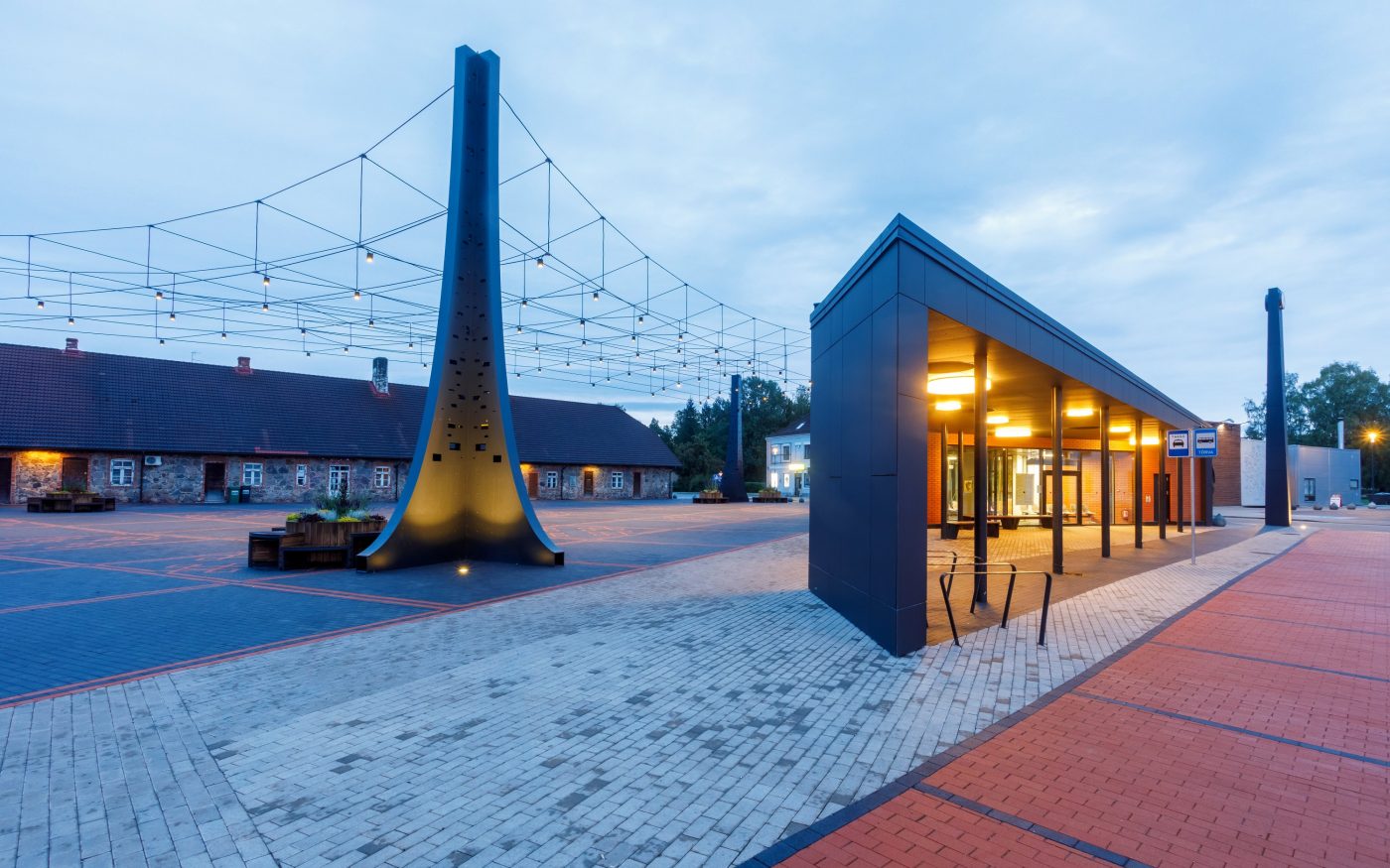 Tõrva keskväljak. Kasutatud materjalid: Penter klinkersillutuskivid Punane Kare ja Grafiit Kare. Arhitekt: Arhitektuuribüroo Arhitekt Must OÜ (Mari Rass, Ott Alver, Alvin Järving). Projekteerija: Novarc Group AS. Tellija: Tõrva Linnavalitsus. Ehitaja: AS Merko Ehitus Eesti. Foto: Arno Mikkor.