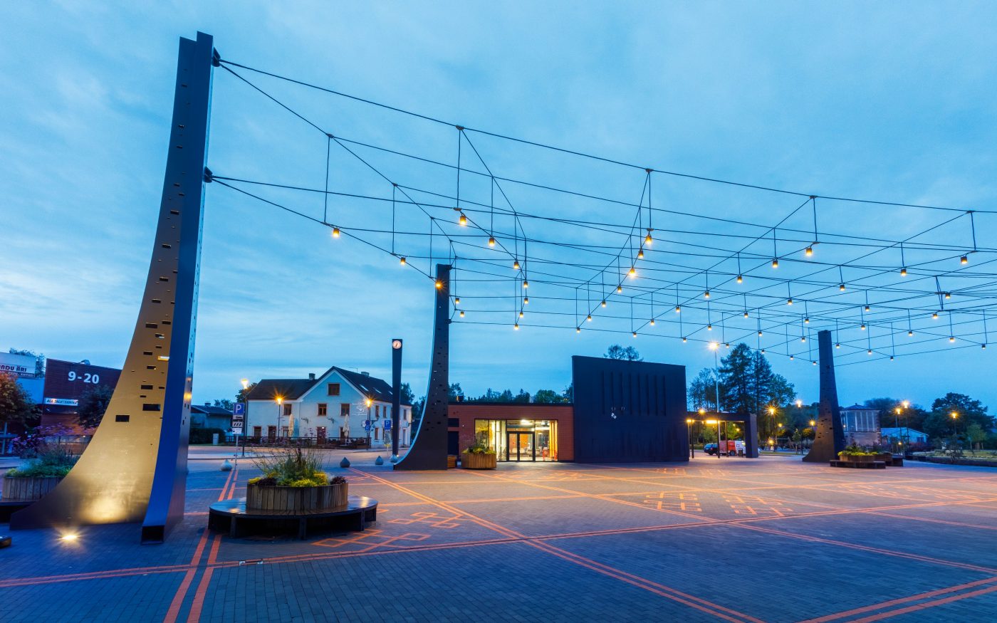 Tõrva keskväljak. Kasutatud materjalid: Penter klinkersillutuskivid Punane Kare ja Grafiit Kare. Arhitekt: Arhitektuuribüroo Arhitekt Must OÜ (Mari Rass, Ott Alver, Alvin Järving). Projekteerija: Novarc Group AS. Tellija: Tõrva Linnavalitsus. Ehitaja: AS Merko Ehitus Eesti. Foto: Arno Mikkor.